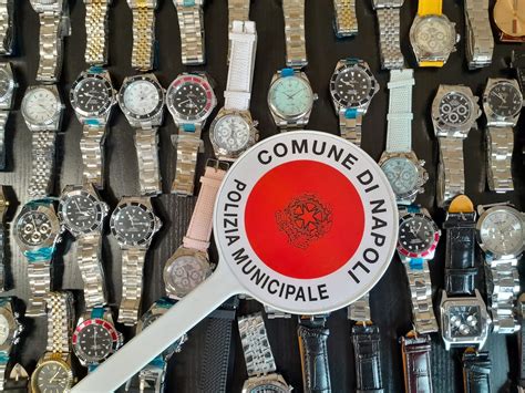 L’uomo con lo zainetto vende Rolex falsi in pieno centro a Napoli